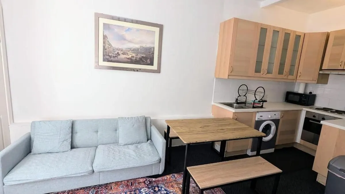 2 Bedroom Flat In Edinburgh City 0*,  英国
