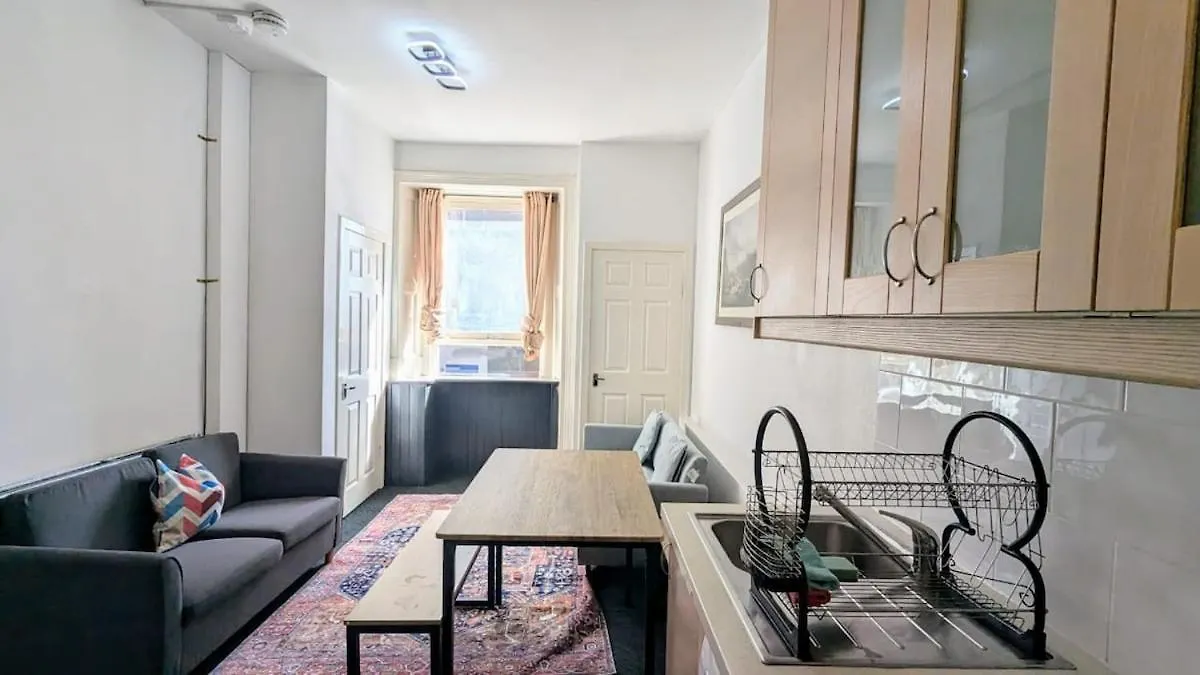2 Bedroom Flat In Edinburgh City